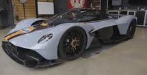 Vệ sinh siêu xe Aston Martin Valkyrie, chuyên viên được dặn không được bấm 2 nút này