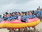Tặng vali hay tour du lịch: khen thưởng theo xu hướng mới trong giáo dục?