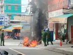 Xe máy điện cháy trơ khung ở Tân Phú, trụ đèn giao thông bị ảnh hưởng