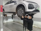Sửa chữa xe điện trở thành nghề nguy hiểm ở Trung Quốc, dễ bị coi là phạm pháp