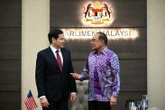 Thủ tướng Malaysia nói đùa muốn giữ hộ chiếu của ngoại trưởng Mỹ để ông ở lại lâu hơn