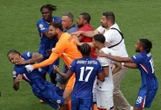 SỐC: Thước phim HLV Enrique tát vào mặt tiền đạo Chelsea sau khi PSG thua thảm