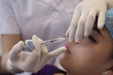Tiêm botulinum 'thon cằm, xóa nhăn trán’, cô gái trẻ liệt tứ chi