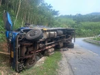 Xe tải lật trên đèo Vi Ô Lăk, 2 người tử vong