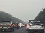 Kẹt xe trên cao tốc TP.HCM - Long Thành, tài xế thấp thỏm vì gần hết xăng mà cây xăng không bán