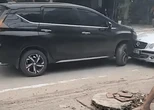 Chở theo con gái, tài xế Mercedes bất ngờ dừng lại chơi ma túy rồi tông vào loạt ô tô