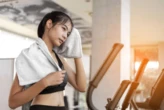 Dân công sở, chọn đi bộ hay đến phòng gym?