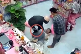 Nữ nhân viên ở Bình Phước la hét khi tên cướp cầm dao khống chế, cướp tiền