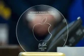 CEO Apple tặng quà đặc biệt cho ông Trump, được miễn thuế 100% nhờ cam kết sản xuất tại Mỹ