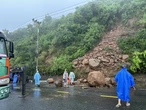 Bán đảo Sơn Trà xuất hiện nhiều điểm sạt lở, đất đá chắn ngang đường đi