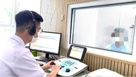 Nam thanh niên đột ngột bị điếc sau khi tắm khuya