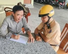 Người chạy xe ba gác ngược chiều bị lập biên bản sau clip đăng trên mạng
