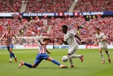 Vinicius đáp trả sau khi bị nói Mbappe giỏi hơn mình