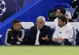 Mourinho thua trận, lãnh thẻ vàng trong ngày tái xuất Champions League