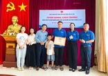 Thanh niên dũng cảm lao xuống dòng nước lũ cứu cháu bé 7 tuổi