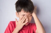 Thói quen dụi mắt tưởng vô hại nhưng có thể phá hỏng thị lực
