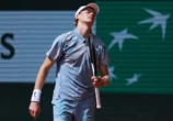 Vì sao Sinner bị loại sớm tại Roland Garros?