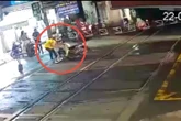 Tông gác chắn, ngã vào đường ray khi xe lửa đang tới, người đàn ông được cứu trong gang tấc