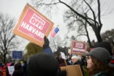 Harvard bất tuân, ông Trump cho đóng băng 2,3 tỉ USD tài trợ