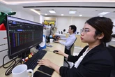 Chứng khoán liên tiếp vượt đỉnh: Rủi ro rình rập hay cơ hội, định giá đắt chưa?