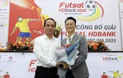 Ca sĩ Hoàng Bách có hành động đặc biệt với futsal Việt Nam