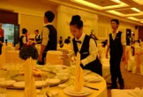 Mang đồ ăn đám tiệc về nhà là vô duyên, vậy chuyện bỏ thức ăn còn ngon liệu có đúng?