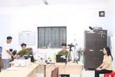 Cán bộ Công an phường tăng ca đêm làm căn cước cho dân