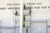 Tòa giữ nguyên phán quyết đục bỏ tên ông Trump khỏi Trung tâm Kennedy