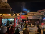 Cháy nhà 2 tầng ở Nha Trang, cảnh sát phá dỡ mái nhà để dập lửa