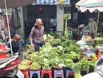 Chợ ế ẩm vì mưa gió, giá rau xanh tăng vọt