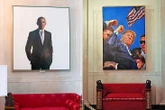 Tổng thống Trump thay ảnh ông Obama trong Nhà Trắng bằng... tranh mình bị ám sát hụt