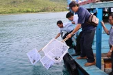 Thả hơn 400.000 cá, tôm giống tái tạo nguồn lợi thủy sản vịnh Nha Trang