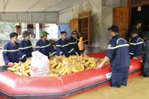 Công an, quân đội dầm mình dưới mưa lũ đưa người dân ra khỏi nơi ngập sâu
