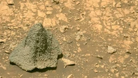 Xe tự hành NASA phát hiện 'mũ bảo hiểm' kỳ lạ trên sao Hỏa