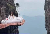 Ngủ trên vách núi cheo leo cao 1.600m: Trải nghiệm mạo hiểm mới tại Hồ Nam, Trung Quốc