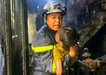 Giải cứu 3 người kẹt trong ngôi nhà đang cháy to, cảnh sát bế em nhỏ thoát nạn