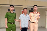Dùng điện thoại kết nối camera dạng cúc áo và tai nghe siêu nhỏ để gian lận thi bằng lái