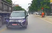 CSGT xử phạt tài xế xe biển đỏ vượt ẩu