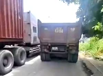 Người dân quay clip xe ben chạy vào làn xe máy, tài xế bị lập biên bản
