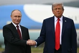 Ông Putin chúc mừng sinh nhật, khen ông Trump là người 'xuất chúng'
