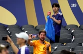 Cổ động viên Nhật Bản dọn sạch rác ở World Cup, ở Việt Nam cũng đã có điều tuyệt vời như vậy rồi mà
