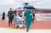 Trực thăng bay xuyên đêm, vượt mưa gió đưa bệnh nhân Trường Sa vào đất liền cấp cứu