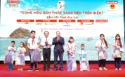 Tặng bình ắc quy, pin đèn, tủ thuốc giúp ngư dân Gia Lai vươn khơi bám biển
