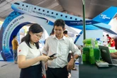 Khách tham quan khám phá 'ngân hàng trong lòng bàn tay' tại gian hàng của Vietcombank