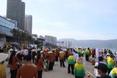 70 gánh hàng rong nối nhau 'diễu hành' trên bờ biển Đà Nẵng