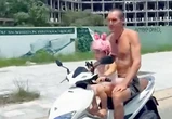 Du khách nước ngoài chạy xe máy buông tay, để em bé cầm lái trên đường ở Phú Quốc