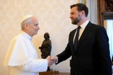 Ông Trump mời Giáo hoàng Leo XIV về thăm quê