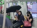 Người đi tàu metro Cát Linh - Hà Đông phải che ô vì dột nước, lãnh đạo Metro Hà Nội nói gì?