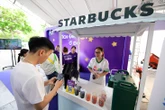 Giới trẻ 'ngất ngây' nhận ưu đãi từ Starbucks khi thanh toán chạm của VISA