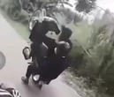 Tịch thu xe nam thiếu niên lái, 'bốc đầu xe' rồi ngã ra đường
